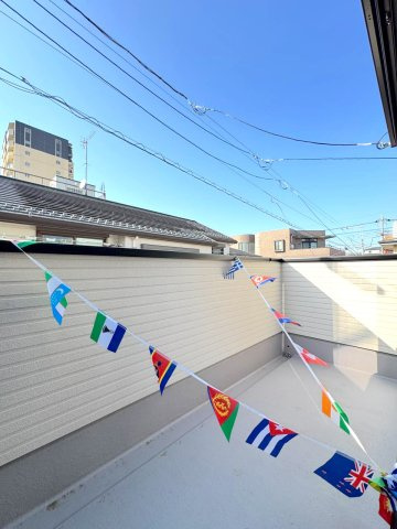 【新築戸建】 さいたま市浦和区領家１丁目のバルコニー|2階バルコニー
2階部分に設けられたバルコニー。日差しがしっかり届き、洗濯物も気持ちよく乾きます。