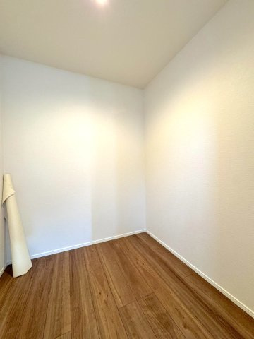【新築戸建】 さいたま市浦和区領家１丁目の収納|寝室内に設置されたウォークインクローゼット。手持ちの衣類やスーツケースなどもまとめて収納可能です。
