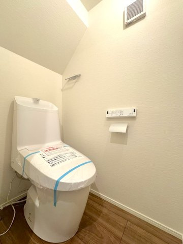 【新築戸建】 さいたま市浦和区領家１丁目のトイレ|1階のトイレ設備。ウォシュレット機能を搭載し、来客時にも気持ちよくご利用いただけます。