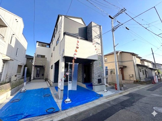 【新築戸建】 さいたま市浦和区領家１丁目の前面道路含む現地写真|前面道路を含めた現地外観写真です。周辺環境や日当たり、お車の出入りのしやすさなどもあわせてご確認いただけます。