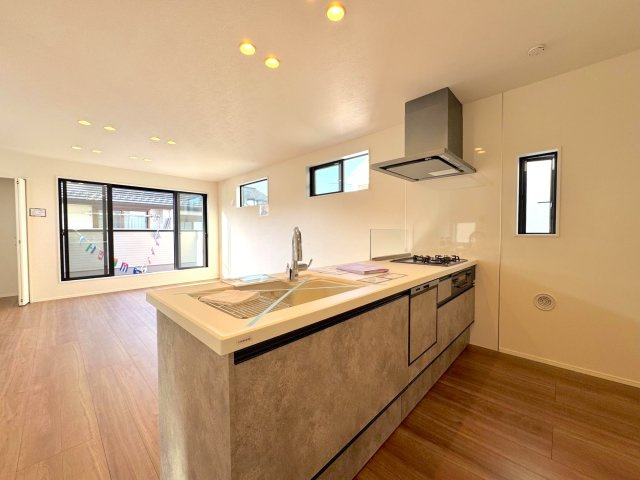 【新築戸建】 さいたま市浦和区領家１丁目のキッチン|キッチン
手洗い作業を軽減する食洗機や、手をかざすだけで水が出る便利なタッチレス水栓を備えた使い勝手の良いおしゃれなキッチン。