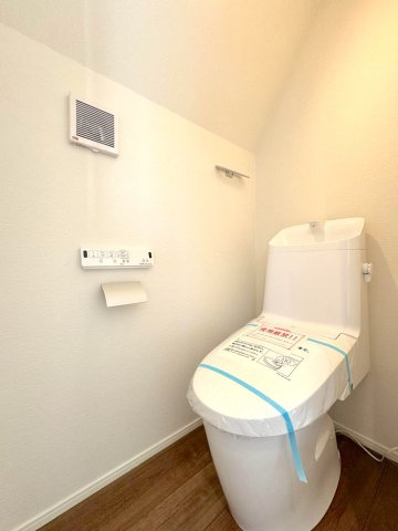 【新築戸建】 さいたま市浦和区領家１丁目のトイレ|3階のトイレ
3階部分に配置された清潔感のあるトイレ。温水洗浄便座付きで快適にご利用いただけます。