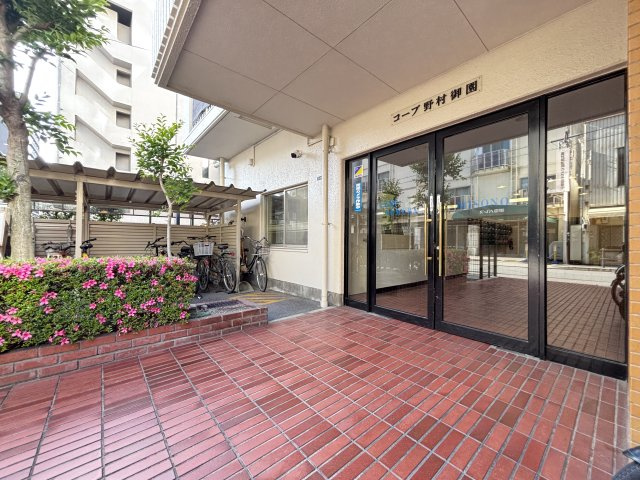 コープ野村御園のエントランス