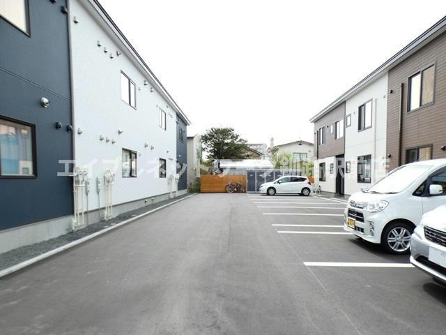 アン・エルム２の駐車場