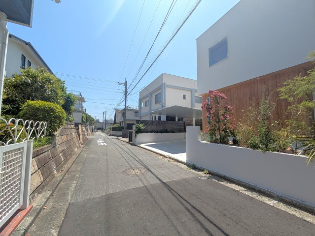 海見え！ 相模湾と江ノ島の絶景　洗練された住空間の前面道路含む現地写真|前面道路