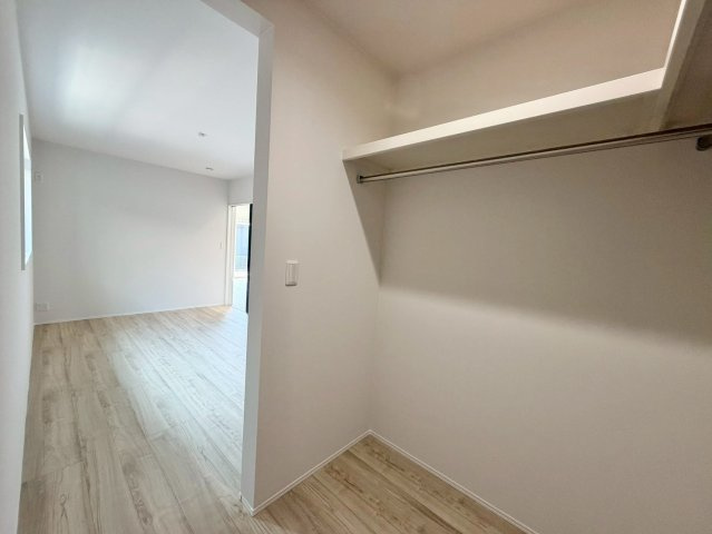 日立市東大沼町　新築戸建のその他|大容量のウォークインクローゼット。衣類はもちろん、スーツケースや季節の家電もまとめて収納でき、居室空間をすっきりと保ちます。