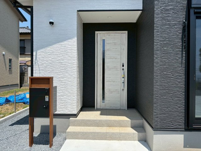 日立市東大沼町　新築戸建の玄関|玄関ドアはカードキーで開閉も楽々♪
スマホでの開錠と施錠も可能です！
玄関上部には人感センサー付きのダウンライトがあるので、夜間の帰宅時に自動で点灯してくれます♪
防犯対策面にも一役買ってくれます！
