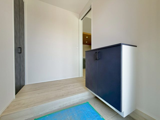 日立市東大沼町　新築戸建の玄関|大型のシューズボックスは収納力もたっぷりです♪
可動棚となっており、ブーツや長靴などもそのまま収納可能です！