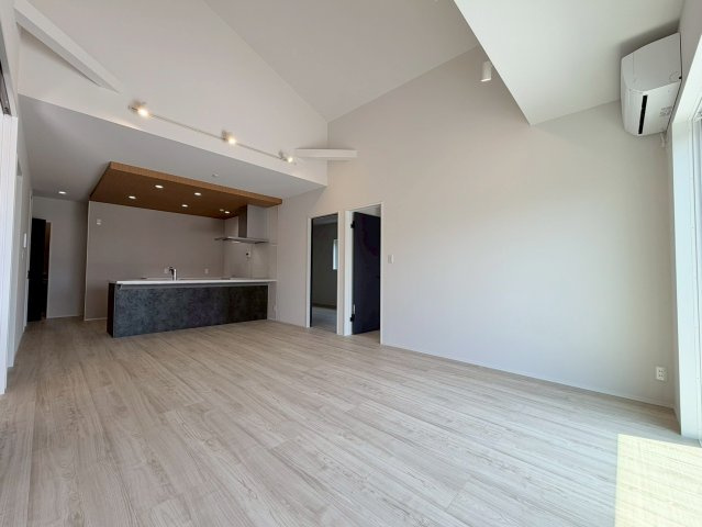 日立市東大沼町　新築戸建の居間・リビング|家族の会話が自然と弾む、広々としたゆとりのLDK。南向きの窓からたっぷりの光が射し込む明るく快適な空間です。