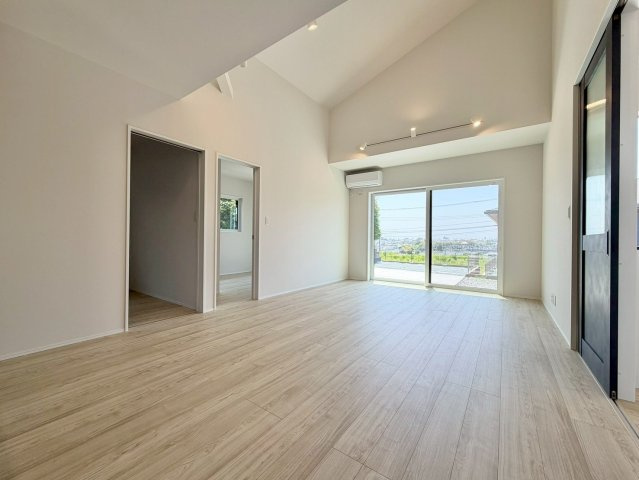 日立市東大沼町　新築戸建の居間・リビング|家族の会話が自然と弾む、広々としたゆとりのLDK。南向きの窓からたっぷりの光が射し込む明るく快適な空間です。