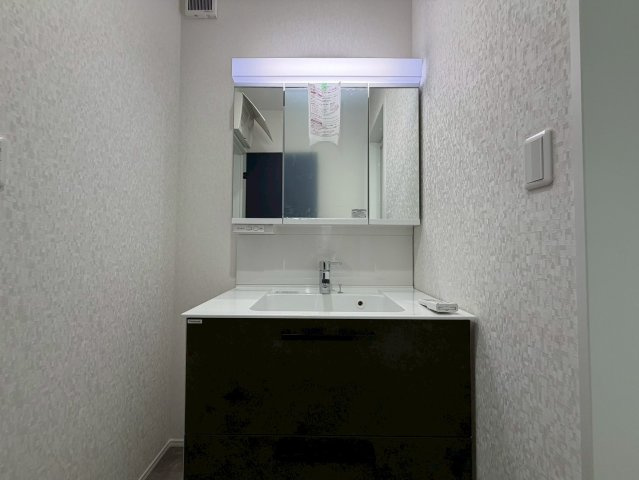 日立市東大沼町　新築戸建の独立洗面台|人気の三面鏡の洗面化粧台は鏡の裏側がすべて収納になっており、収納力も魅力的♪
