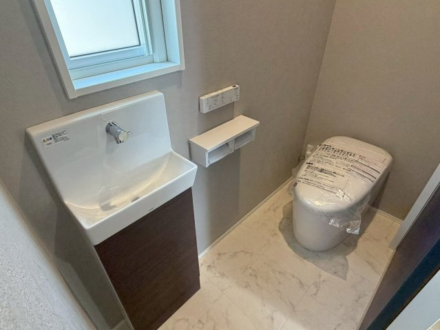 日立市東大沼町　新築戸建のトイレ|スタイリッシュなタンクレストイレ