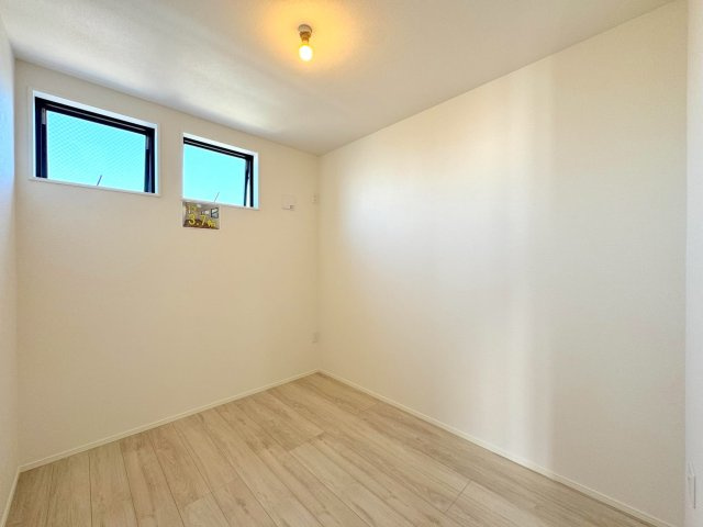 【新築戸建】 さいたま市浦和区領家１丁目の洋室|3階洋室（3.7帖）
3階の3.7帖の洋室。書斎や趣味の部屋、衣類の衣替え用スペースなど多目的にご活用いただける一室です。