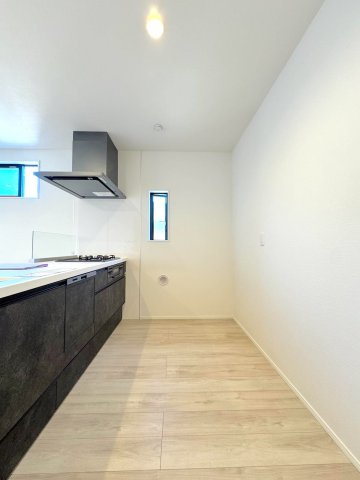 【新築戸建】 さいたま市浦和区領家１丁目の洋室|キッチン幅
ゆとりのあるキッチン幅を確保。ご夫婦やご家族で並んで調理をしても狭さを感じさせない開放的な造りです。