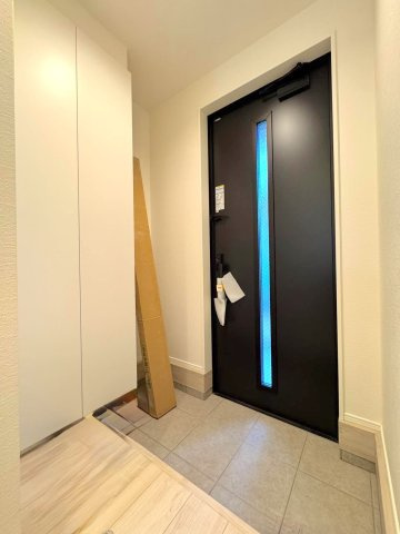 【新築戸建】 さいたま市浦和区領家１丁目の玄関|家の顔となるゆとりのある玄関空間。シューズボックス付きで、ご家族の靴もすっきりと整理整頓できます。
