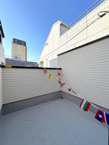 【新築戸建】 さいたま市浦和区領家１丁目のバルコニー|2階のバルコニー
2階部分に配置されたバルコニー。洗濯物を干すスペースとしてはもちろん、ちょっとした気分転換にも最適です。