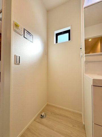【新築戸建】 さいたま市浦和区領家１丁目のランドリースペース|ランドリースペース
雨の日の室内干しにも対応できる利便性の高いスペース。家事のストレスを減らし毎日の暮らしを快適にします。