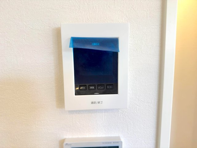 【新築戸建】 さいたま市浦和区領家１丁目のセキュリティ|TVモニター付きインターホン
室内から来客の顔をリアルタイムで確認できるTVモニター付きインターホン。防犯面に配慮された安心の設備です。