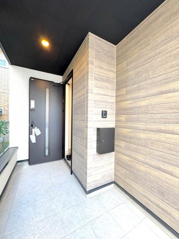【新築戸建】 さいたま市浦和区領家１丁目の玄関|玄関外
落ち着いた雰囲気の玄関アプローチ。雨の日のお出かけや帰宅時にも配慮された使いやすい設計です。