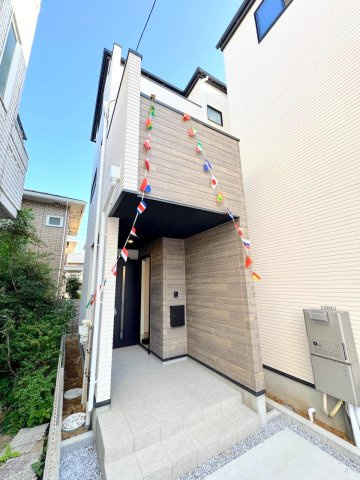 【新築戸建】 さいたま市浦和区領家１丁目の外観|【外観】
スタイリッシュで洗練された外観デザイン。閑静な住宅街に映える美しい佇まいが、住まう方の満足感を高めます。