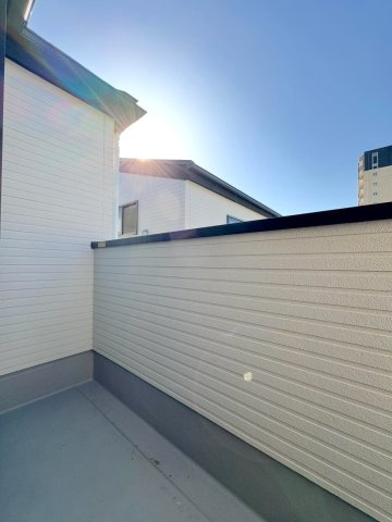 【新築戸建】 さいたま市浦和区領家１丁目のバルコニー|3階のバルコニー
3階に位置するバルコニー。高い位置からの爽やかな風を感じられるプライベートな外部空間です。