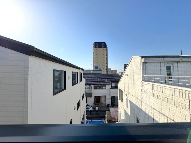 【新築戸建】 さいたま市浦和区領家１丁目の展望|3階バルコニーからの眺望
3階バルコニーからの心地よい眺望。周囲の目線が気になりにくいプライバシーに配慮された設計です。