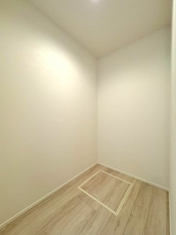 【新築戸建】 さいたま市浦和区領家１丁目の収納|寝室のウォークインクローゼット
寝室横の大容量収納。ハンガーパイプや棚を備え、服やバッグを整理してスマートに収納できます。