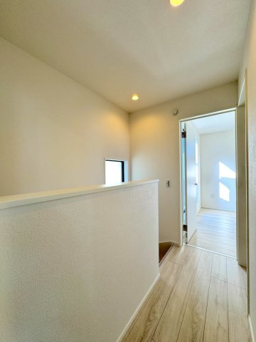 【新築戸建】 さいたま市浦和区領家１丁目の内装|3階のホール
3階のホール部分。各洋室へのアクセスがスムーズで、空間にゆとりを持たせた動線設計となっています。