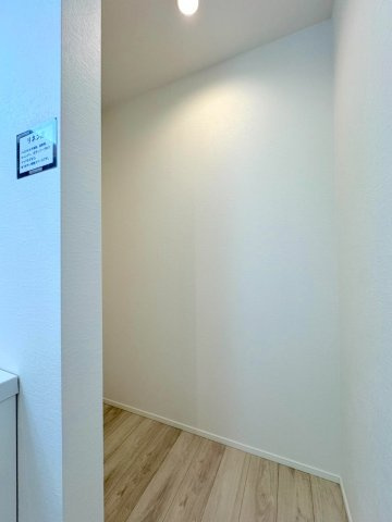 【新築戸建】 さいたま市浦和区領家１丁目の収納|脱衣所のリネン室
脱衣所に設置された便利なリネン室。バスタオルや洗剤のストックなどを必要な場所にすっきり収納可能です。
