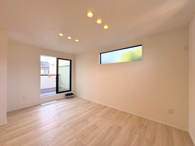 【新築戸建】 さいたま市浦和区領家１丁目の居間・リビング|リビング
奥行きを感じさせるLDKのレイアウト。ダイニングテーブルやソファもゆとりを持って配置いただけます。