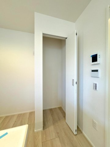 【新築戸建】 さいたま市浦和区領家１丁目の収納|キッチン横の収納
キッチン横に配置された便利なパントリー収納。食材のストックや調味料、日用品を綺麗にまとめられます。