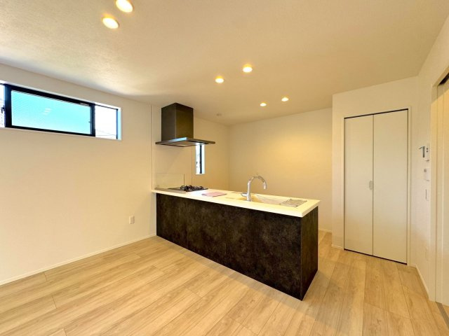 【新築戸建】 さいたま市浦和区領家１丁目のキッチン|ダイニングキッチン
お料理の配膳や片付けがスムーズに行えるダイニングキッチン。家族での食事がより楽しくなる空間です。