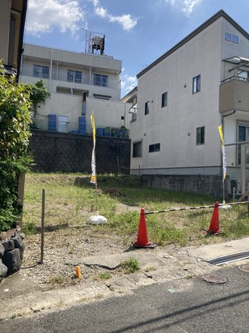 【建築条件無し】東香里元町売り土地の外観|現地写真（2026年5月撮影）平坦地で日当たりの良い立地。面前道路4.2ｍと駐車ストレスもないです。