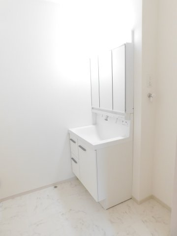 名古屋市北区大杉３丁目の新築一戸建の独立洗面台|◇洗面脱衣室◇　　三面鏡シャンプードレッサー