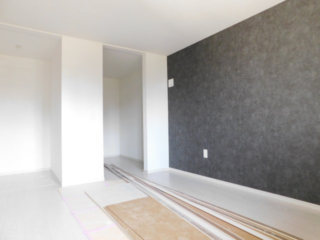 名古屋市北区大杉３丁目の新築一戸建の洋室|◇１階洋室◇　　明るい洋室６.５帖　ウォークインクローゼット＋収納完備！