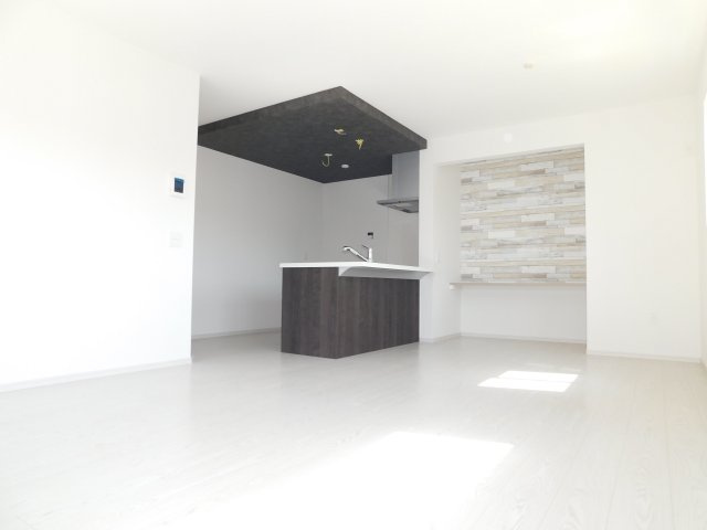 名古屋市北区大杉３丁目の新築一戸建の居間・リビング|◇リビング◇　　明るく広いリビング１７．０帖　スタディーカウンター付き♪