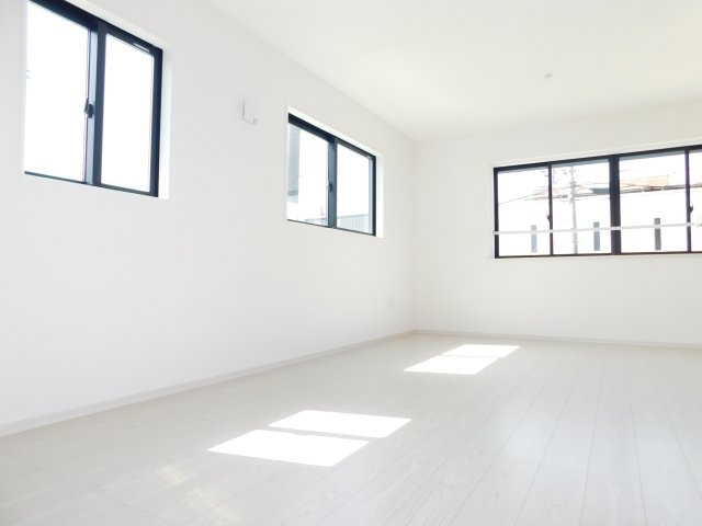 名古屋市北区大杉３丁目の新築一戸建の居間・リビング|◇リビング◇　　明るく広いリビング１７．０帖　インテリアプランが考えやすいワイドなリビング♪