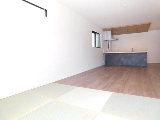 名古屋市西区清里町の新築一戸建の居間・リビング|◇リビング◇　　南面で明るく広いリビング２１．０帖　折下天井のオシャレなフラットキッチン♪
