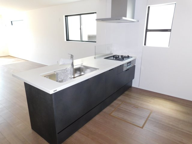 名古屋市西区清里町の新築一戸建のキッチン|◇キッチン◇　　人気の対面式・人造大理石フラットキッチン・浄水機能付ハンドシャワー・静音仕様シンク・薄型換気扇・Ｓｉセンサーコンロ（３口）・床下収納庫付き
