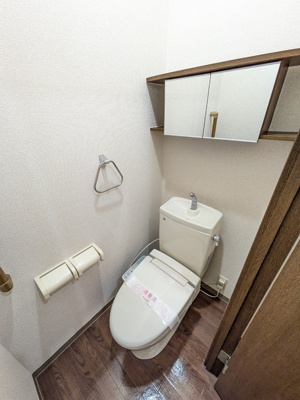 温水洗浄便座付きのトイレ