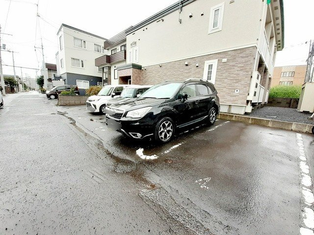 アインス　レジデンスの駐車場