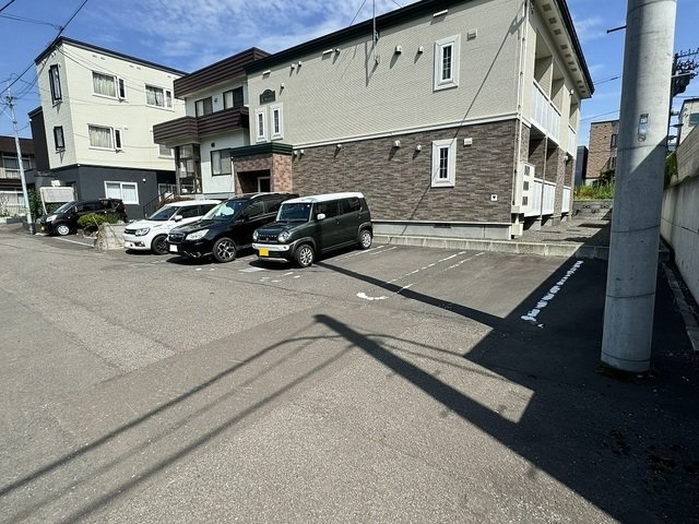 アインス　レジデンスの駐車場