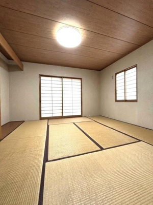 【その他】 | 草加2丁目戸建 | ☆青空に映える白い外壁と豊かな緑♪レンガと庭木が温かみを演出する外観☆