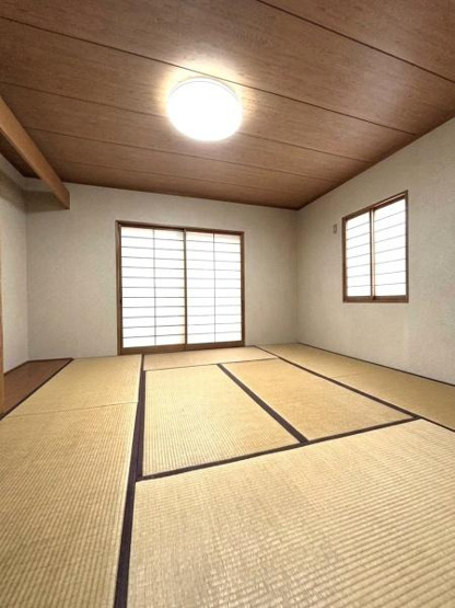 【その他】 | 草加2丁目戸建 | ☆青空に映える白い外壁と豊かな緑♪レンガと庭木が温かみを演出する外観☆