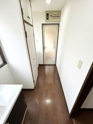 【独立洗面台】 | 草加2丁目戸建 | ☆洗面室はスペースが取れていて使いやすく快適です☆※画像はAI加工により家具を消去（またはCG合成）しております※