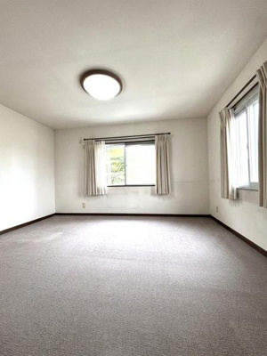 【洋室】 | 草加2丁目戸建 | ☆寝室として利用しやすい洋室☆※画像はAI加工により家具を消去（またはCG合成）しております※