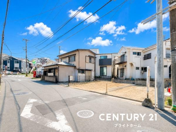 横浜市西区元久保町の新築一戸建の前面道路含む現地写真|前面道路が広いので、安心して駐車可能です！
是非現地へお越しください。