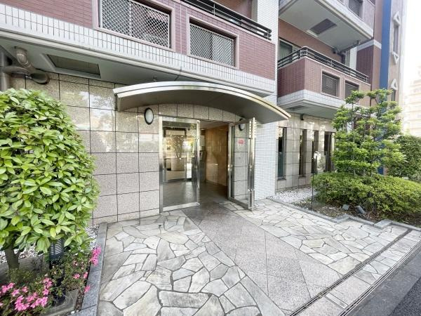 エクストール世田谷千歳のエントランス|高級感を感じさせる重厚な造りのエントランスが皆さんの帰りを迎えます