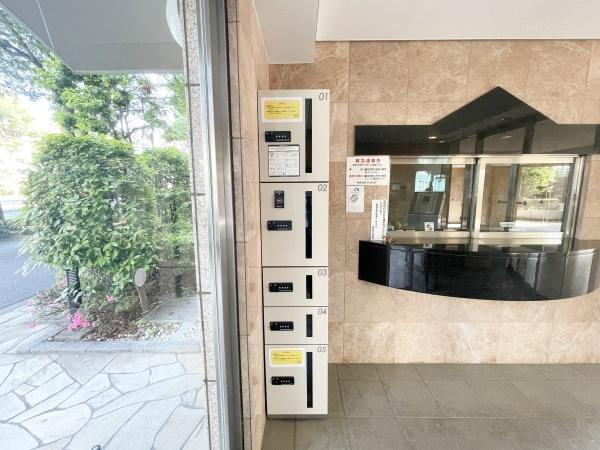 エクストール世田谷千歳のエントランス|宅配ボックスも完備されております！！
