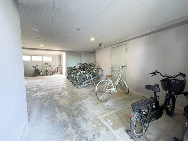 エクストール世田谷千歳の駐車場|駐輪場の様子です。綺麗に管理されています。
空き状況に関しましてはお気軽にお問合せ下さいませ。